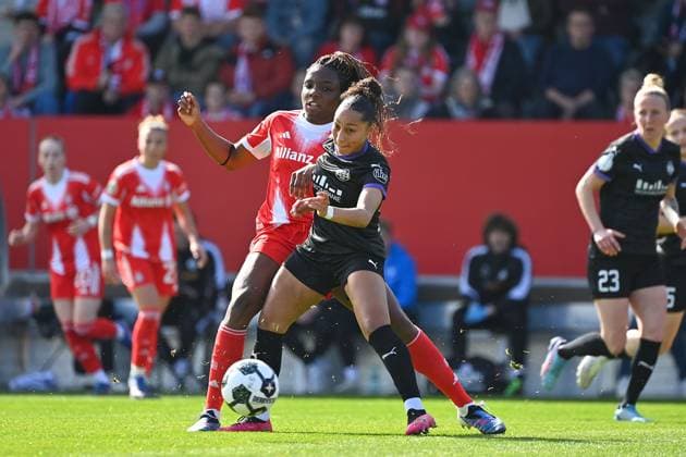 Edna IMADE (FCB), Aktion,Zweikampf gegen Ella Emilia TOUON MBENOUN (E). FC Bayern Muenchen - SGS Essen Fussball DFB Pokal Halbfinale der Frauen am 06.04.2026 FC BAYERN CAMPUS