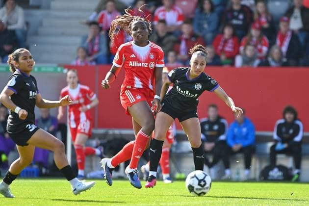 Edna IMADE (FCB), Aktion,Zweikampf gegen Ella Emilia TOUON MBENOUN (E). FC Bayern Muenchen - SGS Essen Fussball DFB Pokal Halbfinale der Frauen am 06.04.2026 FC BAYERN CAMPUS
