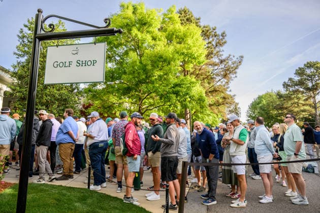 260406 Patrons queues to The Masters Merchandise Golf Shop prior to the 2026 Masters Golf Tournament on April 6, 2026 in Augusta. Photo: Petter Arvidson BILDBYRAN kod PA PA1190 golf masters bbeng the masters augusta publik Copyright: PETTERxARVIDSON BB260406PA013