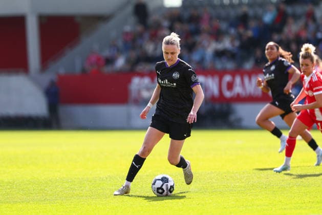 Paula Flach (5, SGS Essen) beim Spiel zwischen FC Bayern München v SGS Essen, Fußball, Frauen, DFB-Pokal Frauen, 2025 2026, Halbfinale am 06.04.2026 in München, FC Bayern Campus. Bayern Deutschland