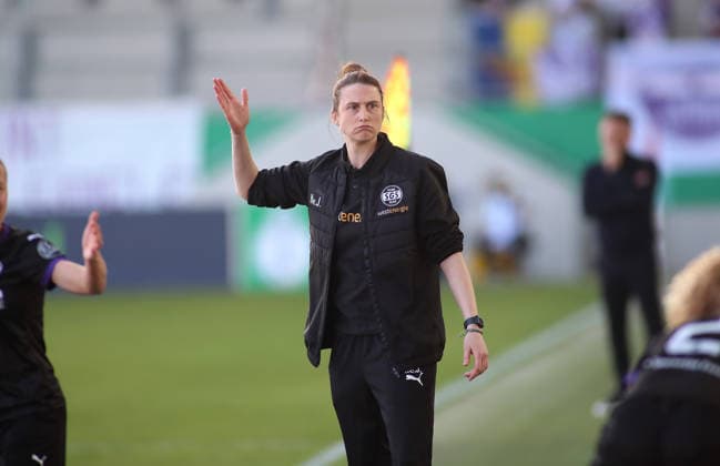 Fussball, Frauen, Saison 2025 2026, FC Bayern München - SGS Essen, DFB-Pokal, Halbfinale, Campus Heleen Jaques (SGS Essen) hebt die rechte Hand