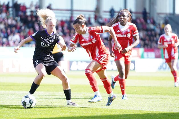 Julie Terlinden (2 Essen) und Arianna Caruso (27 Bayern) in Aktion beim DFB Pokalhalbfinale FC Bayern München -SGS Essen am 06.04.2026 in München. München FC Bayern Campus Bayern Deutschland