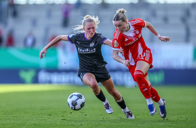 GER, München, FC Bayern München vs SGS Essen, DFB-Pokal Frauen, Fussball, DFB, Spielzeit 2025 2026, FC Bayern Campus, Halbfinale im Bild v.l.: Julie Terlinden (SGS Essen Frauen 2), Franziska Kett (Bayern München 20) DFB DFL REGULATIONS PROHIBIT ANY USE OF PHOTOGRAPHS AS IMAGE SEQUENCES AND OR QUASI-VIDEO, 06.04.2026 Copyright: HMBxMedia HendrikxHamelau