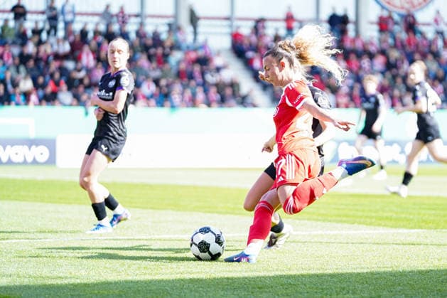 Arianna Caruso (27 Bayern) in Aktion beim DFB Pokalhalbfinale FC Bayern München -SGS Essen am 06.04.2026 in München. München FC Bayern Campus Bayern Deutschland