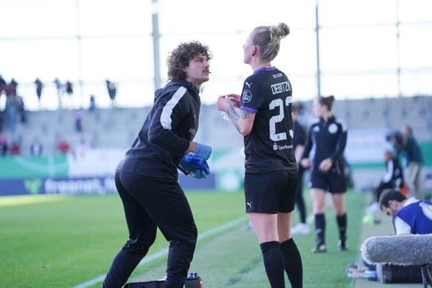 Julia Debitzki (23 Essen) wird behandelt beim DFB Pokalhalbfinale FC Bayern München -SGS Essen am 06.04.2026 in München. München FC Bayern Campus Bayern Deutschland