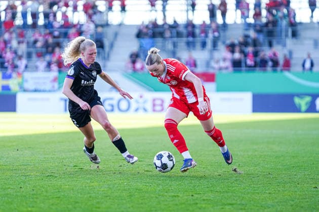 Julie Terlinden (2 Essen) und Franziska Kett (20 Bayern) in Aktion beim DFB Pokalhalbfinale FC Bayern München -SGS Essen am 06.04.2026 in München. München FC Bayern Campus Bayern Deutschland