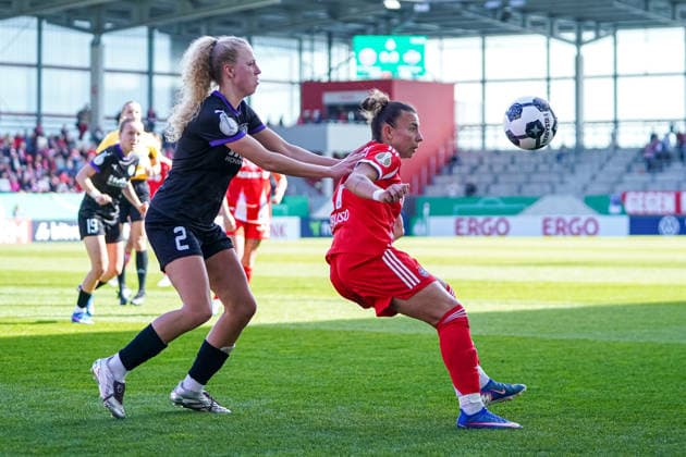 Julie Terlinden (2 Essen) und Arianna Caruso (27 Bayern) in Aktion beim DFB Pokalhalbfinale FC Bayern München -SGS Essen am 06.04.2026 in München. München FC Bayern Campus Bayern Deutschland