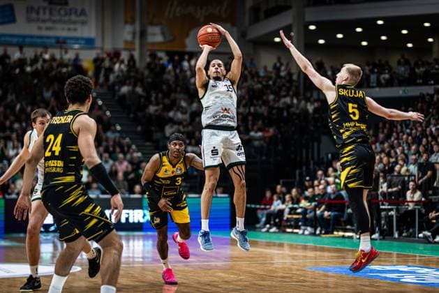 Jordan Roland (Gladiators Trier) trifft gegen Brandon Tischler (MHP Riesen Ludwigsburg), Stef Smith (MHP Riesen Ludwigsburg) und Toms Skuja (MHP Riesen Ludwigsburg), Vet Concept Gladiators Trier vs MHP Riesen Ludwigsburg, Basketball, easyCredit BBL, 28. Spieltag, Saison 2025 2026, 06.04.2026 Vet Concept Gladiators Trier vs MHP Riesen Ludwigsburg, Basketball, easyCredit BBL, 28. Spieltag, Saison 2025 2026, 06.04.2026 Copyright: xEibner-Pressefoto AlexanderxNeisx EP_ANS