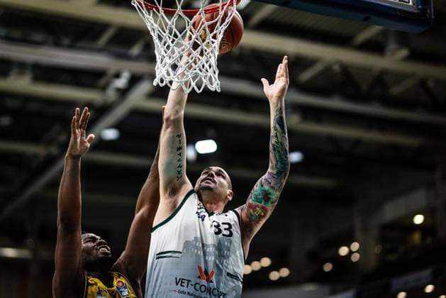 Maik Zirbes (Gladiators Trier) im Zweikampf mit Stef Smith (MHP Riesen Ludwigsburg), Vet Concept Gladiators Trier vs MHP Riesen Ludwigsburg, Basketball, easyCredit BBL, 28. Spieltag, Saison 2025 2026, 06.04.2026 Vet Concept Gladiators Trier vs MHP Riesen Ludwigsburg, Basketball, easyCredit BBL, 28. Spieltag, Saison 2025 2026, 06.04.2026 Copyright: xEibner-Pressefoto AlexanderxNeisx EP_ANS