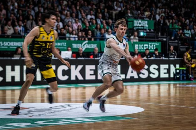 Steven Ashworth (Gladiators Trier) im Zweikampf mit Lenny Anigbata (MHP Riesen Ludwigsburg), Vet Concept Gladiators Trier vs MHP Riesen Ludwigsburg, Basketball, easyCredit BBL, 28. Spieltag, Saison 2025 2026, 06.04.2026 Vet Concept Gladiators Trier vs MHP Riesen Ludwigsburg, Basketball, easyCredit BBL, 28. Spieltag, Saison 2025 2026, 06.04.2026 Copyright: xEibner-Pressefoto AlexanderxNeisx EP_ANS
