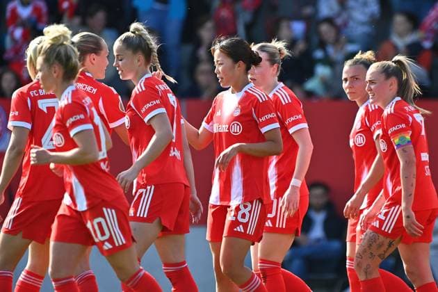Kollektiver Torjubel M um Momoko TANIKAWA (FCB) nach Tor zum 1-0, Jubel,Freude,Begeisterung,Aktion, FC Bayern Muenchen - SGS Essen Fussball DFB Pokal Halbfinale der Frauen am 06.04.2026 FC BAYERN CAMPUS