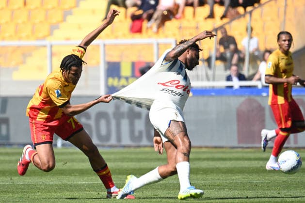 Oumar Jacky Ngom (Us Lecce) against Dos Santos Ederson (Atalanta BC) during US Lecce vs Atalanta BC, Italian soccer Serie A match in Lecce, Italy, April 06 2026  Copyright: xPasqualexGolia IPAxSportx xipa-agency.netx xx IPA_73786970 IPA_Agency_IPA73786970