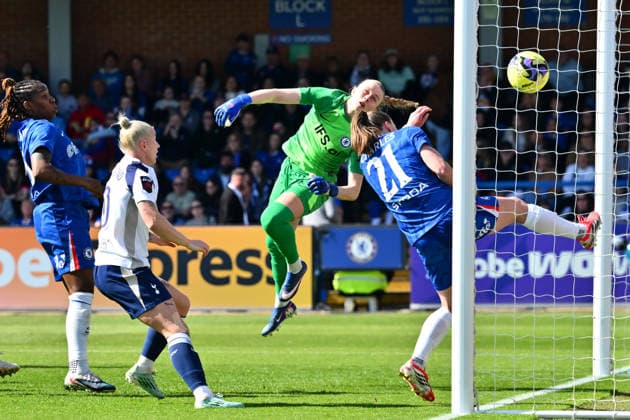 KINGSTON UPON THAMES, ENGLAND - APRIL 06: Hannah Hampton of Chelsea fails to save a goal from Eveliina Summanen of Tottenham Hotspur during the Adobe Women s FA Cup Quarter Final match between Chelsea and Tottenham Hotspur at Kingsmeadow on April 06, 2026 in Kingston upon Thames, England. Copyright: xYaroslavxDunkax xSPPx Sportspressphoto_SPR125562