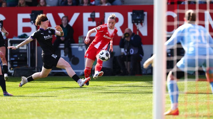 Franziska Kett (20, FC Bayern München) und Natasha Kowalski (10, SGS Essen) beim Spiel zwischen FC Bayern München v SGS Essen, Fußball, Frauen, DFB-Pokal Frauen, 2025 2026, Halbfinale am 06.04.2026 in München, FC Bayern Campus. Bayern Deutschland