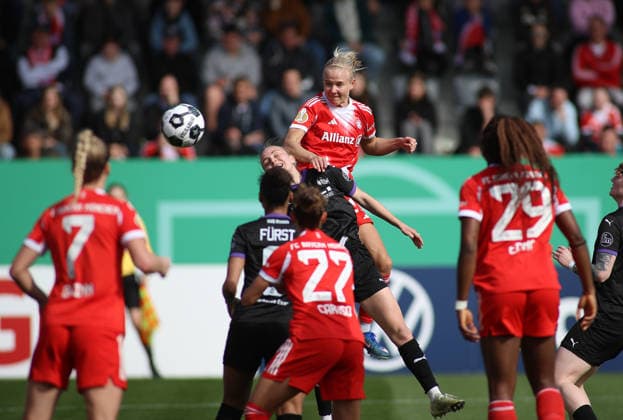 Fussball, Frauen, Saison 2025 2026, FC Bayern München - SGS Essen, DFB-Pokal, Halbfinale, Campus 2:0 durch Pernille Harder (FC Bayern München) Tor, Kopfballtor