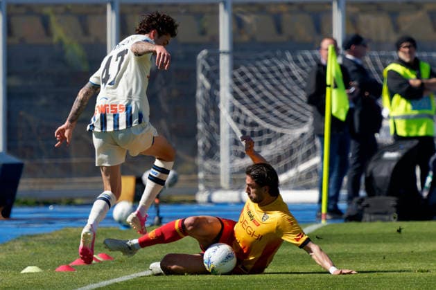 Santiago Pierotti of US Lecce in action against Lorenzo Bernasconi of Atalanta during US Lecce vs Atalanta BC, Italian soccer Serie A match in Lecce, Italy, April 06 2026  Copyright: xEmmanuelexMastrodonato IPAxSportx xipa-agency.netx xx IPA_73787382 IPA_Agency_IPA73787382