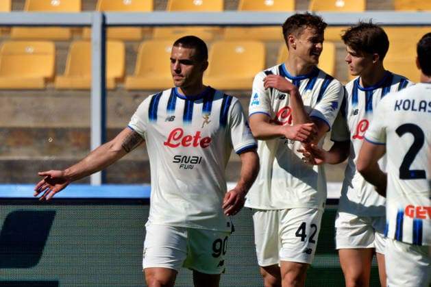 Giorgio Scalvini of Atalanta celebrates after scoring a goal with teammates during US Lecce vs Atalanta BC, Italian soccer Serie A match in Lecce, Italy, April 06 2026  Copyright: xEmmanuelexMastrodonato IPAxSportx xipa-agency.netx xx IPA_73787385 IPA_Agency_IPA73787385