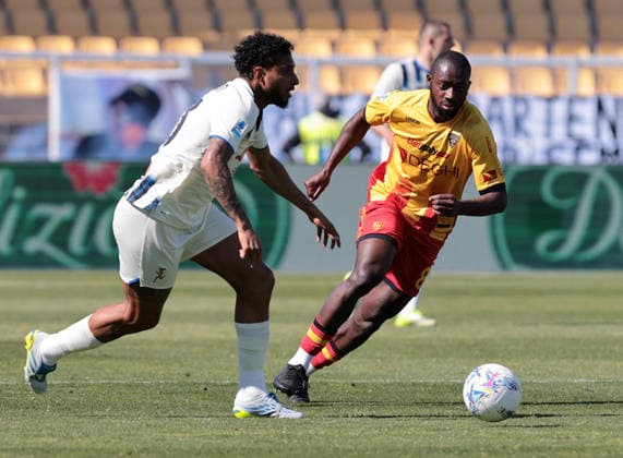 April 6, 2026, Lecce, Italia: US Lecce s Sadik Fofana (R) and Atalanta Calcio s Ederson (L) in action during the Italian Serie A soccer match US Lecce - Atalanta Bergamasca Calcio at the Via del Mare stadium in Lecce, Italy, 6 april 2026. ANSA ABBONDANZA SCURO LEZZI. Soccer: Serie A; Lecce- Atalanta  - ZUMAa110 20260406_zaf_a110_019 Copyright: xAbbondanzaxScuroxLezzix