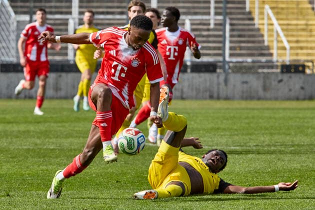 Regionalliga Bayern, FC Bayern München II vs DJK Vilzing, München FC Bayern, München FC Bayern II (Amateure), Vilzing DJK, 2026-04-06 in München (Stadion an der Grünwalder Straße) DARBOE Bajung (FC Bayern München II Offensives Mittelfeld (Nr. 7) FCBII7), FAMBO Alexis (DJK Vilzing Linker Verteidiger Nr3-DJK3) sportworld München Stadion an der Grünwalder Stra Bayern Deutschland *** Regionalliga Bayern, FC Bayern München II vs DJK Vilzing, München FC Bayern, München FC Bayern II Amateure , Vilzing DJK, 2026 04 06 in München Stadion an der Grünwalder Straße DARBOE Bajung FC Bayern München II Offensive Midfield Nr 7 FCBII7 , FAMBO Alexis DJK Vilzing Left Defender Nr3 DJK3 sportworld München Stadion an der Grünwalder Stra Bayern Germany