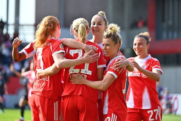 kollektiver Torjubel um Pernile HARDER (FCB) nach Tor zum 2-0 mit re:Linda DALLMANN (FCB),Giulia GWINN (FCB),Stine BALLISAGER (FCB), Jubel,Freude,Begeisterung,Aktion, FC Bayern Muenchen - SGS Essen Fussball DFB Pokal Halbfinale der Frauen am 06.04.2026 FC BAYERN CAMPUS