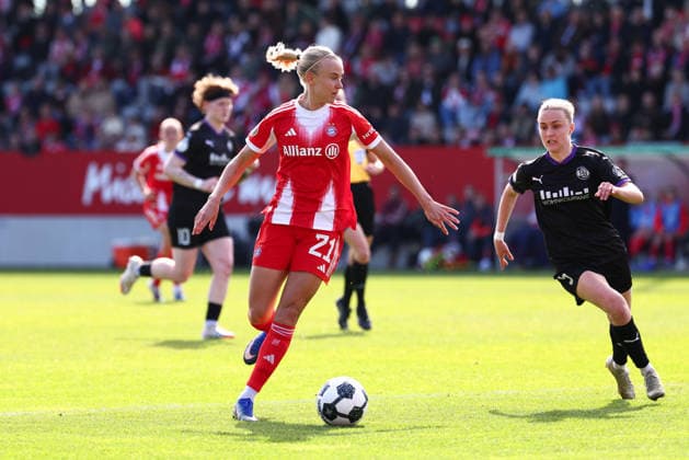 Pernille Harder (21, FC Bayern München) und Paula Flach (5, SGS Essen) beim Spiel zwischen FC Bayern München v SGS Essen, Fußball, Frauen, DFB-Pokal Frauen, 2025 2026, Halbfinale am 06.04.2026 in München, FC Bayern Campus. Bayern Deutschland