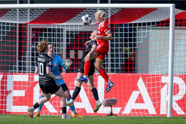 Pernille Harder (FC Bayern Muenchen Frauen, 21) bei ihrem Tor zum 2:0 gegen Luisa Palmen (Torfrau, SGS Essen, 21) und ihre Vorderleute GER, FC Bayern Muenchen Frauen vs. SGS Essen, Fussball, DFB-Pokal, Halbfinale, Saison 2025 2026, 06.04.2026. (DFL DFB REGULATIONS PROHIBIT ANY USE OF PHOTOGRAPHS as IMAGE SEQUENCES and or QUASI-VIDEO). GER, FC Bayern Muenchen Frauen vs. SGS Essen, Fussball, DFB-Pokal, Halbfinale, Saison 2025 2026, 06.04.2026. Muenchen Copyright: xEibner-Pressefoto HeikexFeinerx EP_HFR