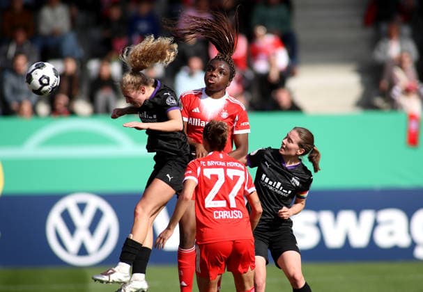 Fussball, Frauen, Saison 2025 2026, FC Bayern München - SGS Essen, DFB-Pokal, Halbfinale, Campus 3:0 durch Edna Imade (FC Bayern München) Tor, Kopfballtor