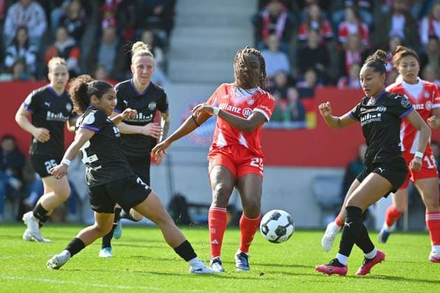 Edna IMADE (FCB), Aktion,Zweikampf gegen li:Ella Emilie TOUON MBENOUN (E). FC Bayern Muenchen - SGS Essen Fussball DFB Pokal Halbfinale der Frauen am 06.04.2026 FC BAYERN CAMPUS