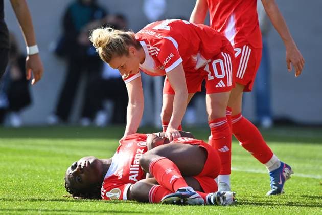 Edna IMADE (FCB) mit Schmerzen am Boden nach Tor zum 3-0 mit Linda DALLMANN (FCB).,verhaltener Jubel. FC Bayern Muenchen - SGS Essen Fussball DFB Pokal Halbfinale der Frauen am 06.04.2026 FC BAYERN CAMPUS