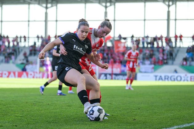 Fußball, DFB Pokal der Frauen, 20260406, FC Bayern München - SGS Essen. Im Bild v.l. Paulina PLATNER (Essen, 25), Franziska KETT (Bayern, 20). München FC Bayern Campus Bayern Deutschland Copyright: Passion2Press MarkusxFischerx