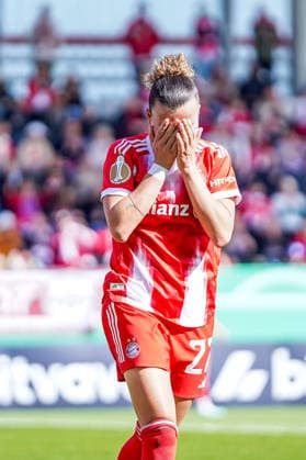 Arianna Caruso (27 Bayern) mit den Händen vor dem Gesicht nach dem nicht gegebenen Tor beim DFB Pokalhalbfinale FC Bayern München -SGS Essen am 06.04.2026 in München. München FC Bayern Campus Bayern Deutschland