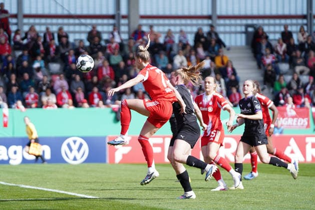 Giulia Gwinn (7 FC Bayern) in Aktion beim DFB Pokalhalbfinale FC Bayern München -SGS Essen am 06.04.2026 in München. München FC Bayern Campus Bayern Deutschland