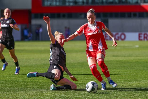 Franziska Kett (20, FC Bayern München) und Paula Flach (5, SGS Essen) beim Spiel zwischen FC Bayern München v SGS Essen, Fußball, Frauen, DFB-Pokal Frauen, 2025 2026, Halbfinale am 06.04.2026 in München, FC Bayern Campus. Bayern Deutschland