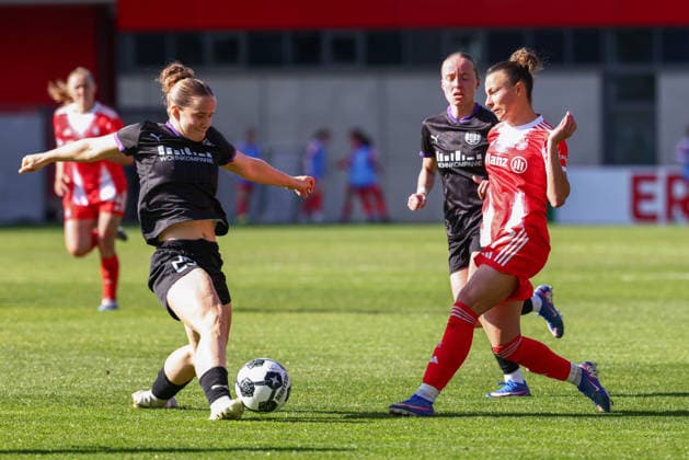 Arianna Caruso (27, FC Bayern München) beim Spiel zwischen FC Bayern München v SGS Essen, Fußball, Frauen, DFB-Pokal Frauen, 2025 2026, Halbfinale am 06.04.2026 in München, FC Bayern Campus. Bayern Deutschland