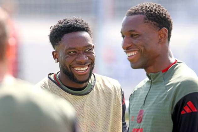 19 Alphonso Davies, 11 Nicolas Jackson (re.) im Gesprächt, Portraet, Portrait, Fussball Abschlusstraining vor UEFA Champions League Spiel Real Madrid CF - FC Bayern München 06.04.2026 Trainingsgelände, Säbenerstr. FOTO: Mladen Lackovic LakoPress