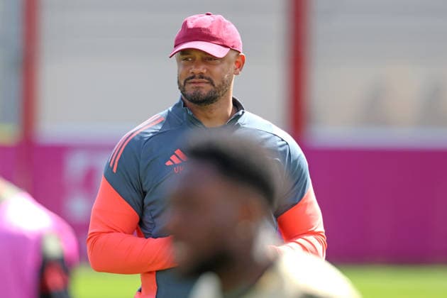 Trainer Vincent Kompany und seine Spieler, Portraet, Portrait, Fussball Abschlusstraining vor UEFA Champions League Spiel Real Madrid CF - FC Bayern München 06.04.2026 Trainingsgelände, Säbenerstr. FOTO: Mladen Lackovic LakoPress