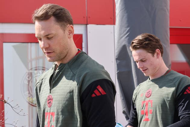 v.l. 1 Manuel Neuer, 40 Jonas Urbig, Portraet, Portrait, auf dem Weg zum Training, Torwart, Torhüter, Gruppe, Kabine, Fussball Abschlusstraining vor UEFA Champions League Spiel Real Madrid CF - FC Bayern München 06.04.2026 Trainingsgelände, Säbenerstr. FOTO: Mladen Lackovic LakoPress