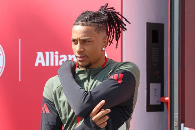 17 Michael Olise, dehnt sich, Portraet, Portrait, Fussball Abschlusstraining vor UEFA Champions League Spiel Real Madrid CF - FC Bayern München 06.04.2026 Trainingsgelände, Säbenerstr. FOTO: Mladen Lackovic LakoPress