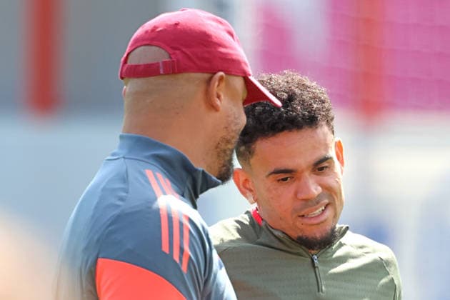 Trainer Vincent Kompany und 14 Luis Diaz, im Gespräch, Portraet, Portrait, Fussball Abschlusstraining vor UEFA Champions League Spiel Real Madrid CF - FC Bayern München 06.04.2026 Trainingsgelände, Säbenerstr. FOTO: Mladen Lackovic LakoPress
