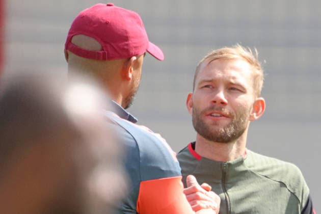 Trainer Vincent Kompany begrüßt 27 Konrad Laimer, Portraet, Portrait, Fussball Abschlusstraining vor UEFA Champions League Spiel Real Madrid CF - FC Bayern München 06.04.2026 Trainingsgelände, Säbenerstr. FOTO: Mladen Lackovic LakoPress