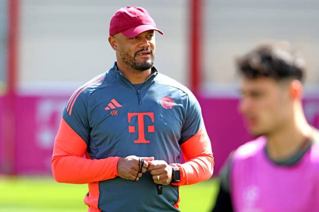 Trainer Vincent Kompany, 45 Aleksandar Pavlovic, Portraet, Portrait, Fussball Abschlusstraining vor UEFA Champions League Spiel Real Madrid CF - FC Bayern München 06.04.2026 Trainingsgelände, Säbenerstr. FOTO: Mladen Lackovic LakoPress