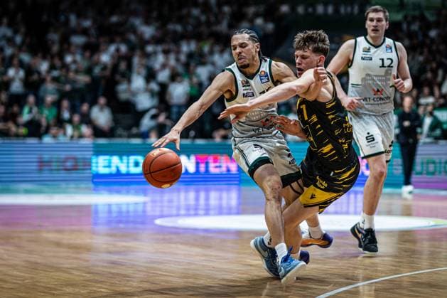 Jordan Roland (Gladiators Trier) im Zweikampf mit Julis Baumer (MHP Riesen Ludwigsburg), Vet Concept Gladiators Trier vs MHP Riesen Ludwigsburg, Basketball, easyCredit BBL, 28. Spieltag, Saison 2025 2026, 06.04.2026 Vet Concept Gladiators Trier vs MHP Riesen Ludwigsburg, Basketball, easyCredit BBL, 28. Spieltag, Saison 2025 2026, 06.04.2026 Copyright: xEibner-Pressefoto AlexanderxNeisx EP_ANS