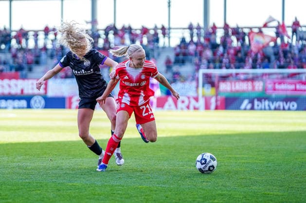 Julie Terlinden (2 Essen) und Pernille Harder (21 Bayern) in Aktion beim DFB Pokalhalbfinale FC Bayern München -SGS Essen am 06.04.2026 in München. München FC Bayern Campus Bayern Deutschland