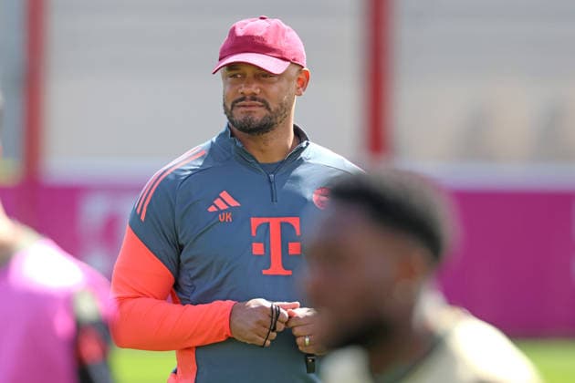 Trainer Vincent Kompany und seine Spieler, Portraet, Portrait, Fussball Abschlusstraining vor UEFA Champions League Spiel Real Madrid CF - FC Bayern München 06.04.2026 Trainingsgelände, Säbenerstr. FOTO: Mladen Lackovic LakoPress