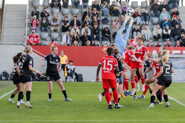 Luisa Palmen (Torfrau, SGS Essen, 21) faengt einen Ball ab im Strafraum vor Magdalena Eriksson (FC Bayern Muenchen Frauen, 05) und Momoko Tanikawa (FC Bayern Muenchen Frauen, 18), davor noch Bernadette Amani (FC Bayern Muenchen Frauen, 15) GER, FC Bayern Muenchen Frauen vs. SGS Essen, Fussball, DFB-Pokal, Halbfinale, Saison 2025 2026, 06.04.2026. (DFL DFB REGULATIONS PROHIBIT ANY USE OF PHOTOGRAPHS as IMAGE SEQUENCES and or QUASI-VIDEO). GER, FC Bayern Muenchen Frauen vs. SGS Essen, Fussball, DFB-Pokal, Halbfinale, Saison 2025 2026, 06.04.2026. Muenchen Copyright: xEibner-Pressefoto HeikexFeinerx EP_HFR