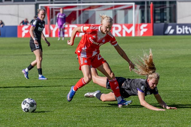 Kampf um den Ball Zweikampf zwischen Pernille Harder (FC Bayern Muenchen Frauen, 21) und Julie Terlinden (SGS Essen, 02) GER, FC Bayern Muenchen Frauen vs. SGS Essen, Fussball, DFB-Pokal, Halbfinale, Saison 2025 2026, 06.04.2026. (DFL DFB REGULATIONS PROHIBIT ANY USE OF PHOTOGRAPHS as IMAGE SEQUENCES and or QUASI-VIDEO). GER, FC Bayern Muenchen Frauen vs. SGS Essen, Fussball, DFB-Pokal, Halbfinale, Saison 2025 2026, 06.04.2026. Muenchen Copyright: xEibner-Pressefoto HeikexFeinerx EP_HFR