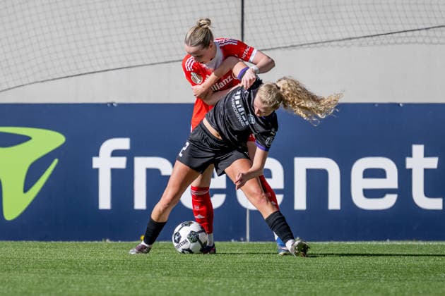 Kampf um den Ball Zweikampf zwischen Franziska Kett (FC Bayern Muenchen Frauen, 20) und Julie Terlinden (SGS Essen, 02) vor einer Werbebande mit dem Logo und Schriftzug von Freenet GER, FC Bayern Muenchen Frauen vs. SGS Essen, Fussball, DFB-Pokal, Halbfinale, Saison 2025 2026, 06.04.2026. (DFL DFB REGULATIONS PROHIBIT ANY USE OF PHOTOGRAPHS as IMAGE SEQUENCES and or QUASI-VIDEO). GER, FC Bayern Muenchen Frauen vs. SGS Essen, Fussball, DFB-Pokal, Halbfinale, Saison 2025 2026, 06.04.2026. Muenchen Copyright: xEibner-Pressefoto HeikexFeinerx EP_HFR