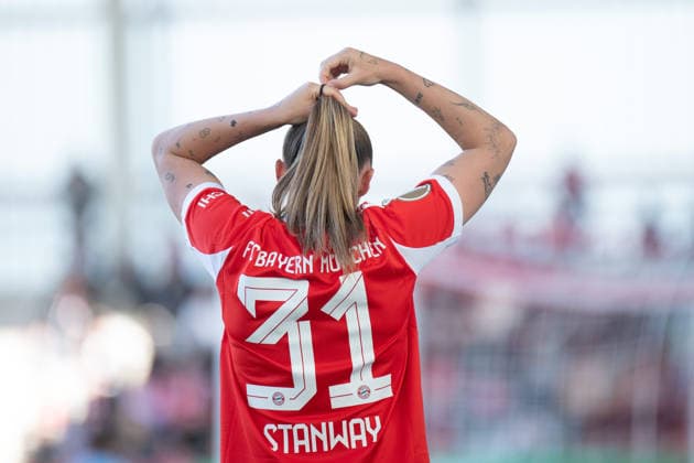 Georgia Stanway (31 FC Bayern) bindet sich die Haare zusammen beim DFB Pokalhalbfinale FC Bayern München -SGS Essen am 06.04.2026 in München. München FC Bayern Campus Bayern Deutschland