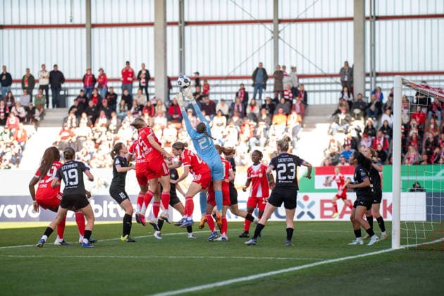 Luisa Palmen (21 Essen) fängt den Ball nach einer Ecke beim DFB Pokalhalbfinale FC Bayern München -SGS Essen am 06.04.2026 in München. München FC Bayern Campus Bayern Deutschland