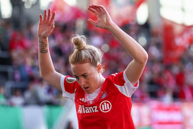 Carolin Simon (30, FC Bayern München) beim Spiel zwischen FC Bayern München v SGS Essen, Fußball, Frauen, DFB-Pokal Frauen, 2025 2026, Halbfinale am 06.04.2026 in München, FC Bayern Campus. Bayern Deutschland